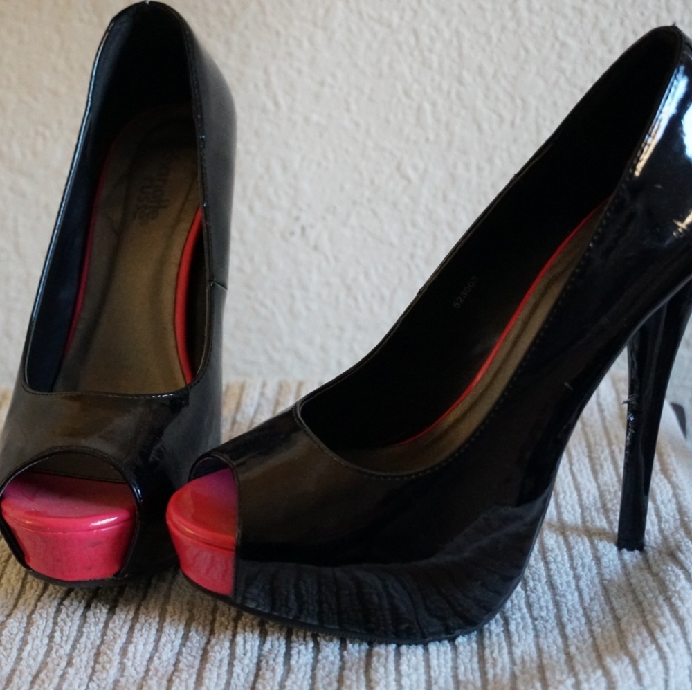 Charlotte Ruse 5" Black/Pink Heels Size 6